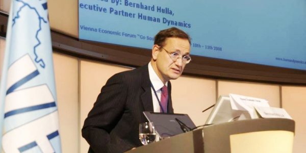 Bernhard Hulla presents on HD’s contribution to assisting the Public Sector in Central and Eastern Europe with the safeguarding of investments at the Vienna Economic Forum, 10-11 November 2008 