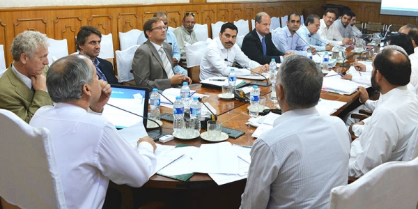 The Secretary of Finance of Khyber Pakhtunkhwa, Mr Ahmad Hanif Orakzai, chairs the discussion, 4th PCRC meeting on Chitral post-flood contingency plan, Peshawar, 25 Aug 2015. 